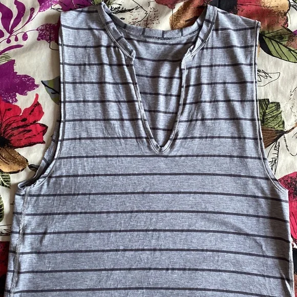 Lululemon Yogi Cut Off Tee - Picture 5 of 7